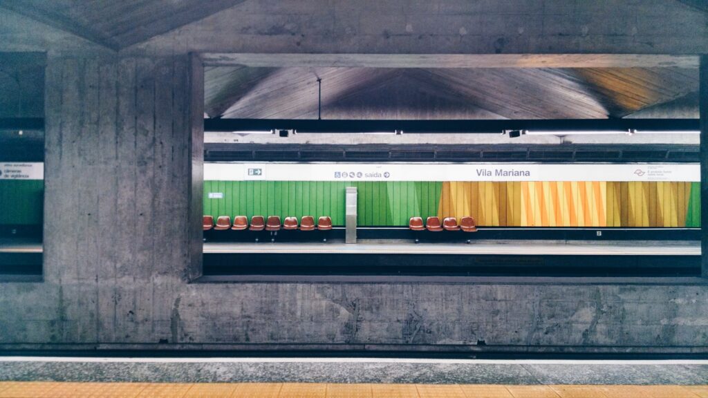 Morar na Zona Sul de SP: imagem interna da Estação de Metrô Vila Mariana, com cadeiras de espera vazias no lado oposto do trilho