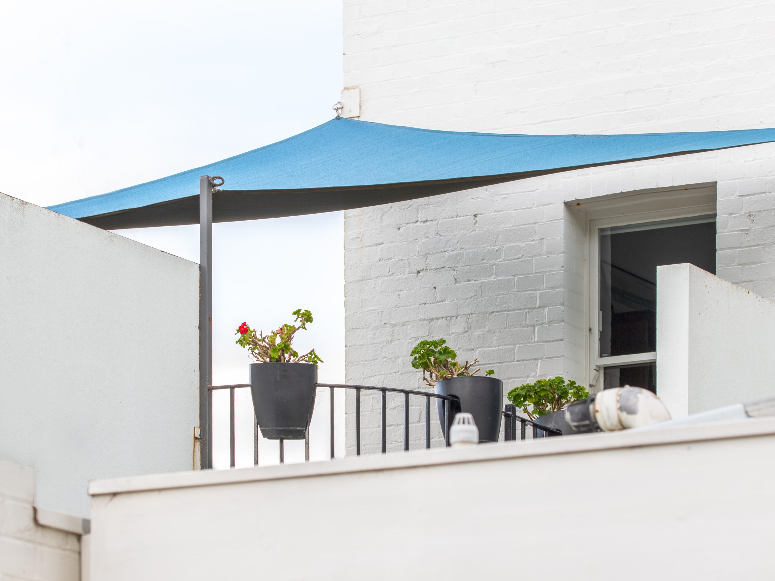 Apartamento garden: varanda com ombrelone azul